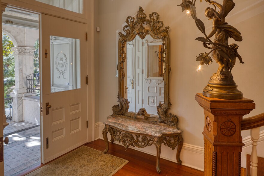 More Photos Of 14 E Taylor St, Savannah Specialty For Sale
