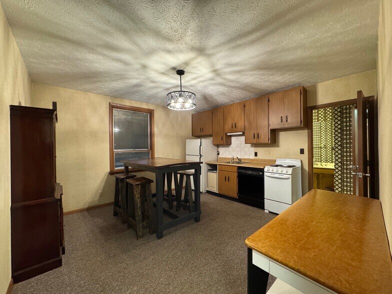 More Photos Of 26025 Broadway Ave, Bedford Office For Sale