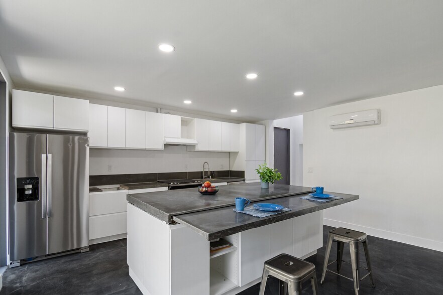 More Photos Of 7501 Linley Ln, Canoga Park Specialty For Sale