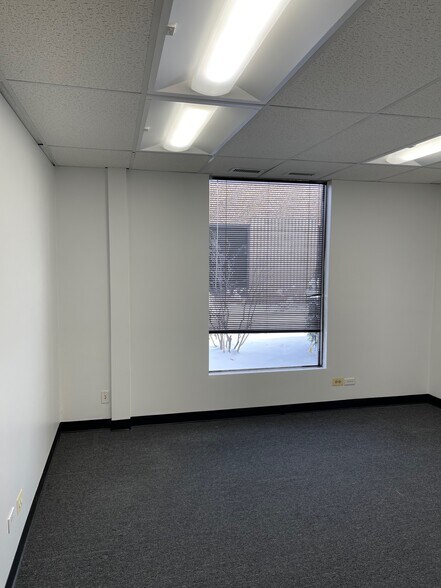 More Photos Of 830 E Higgins Rd, Schaumburg Unknown For Lease