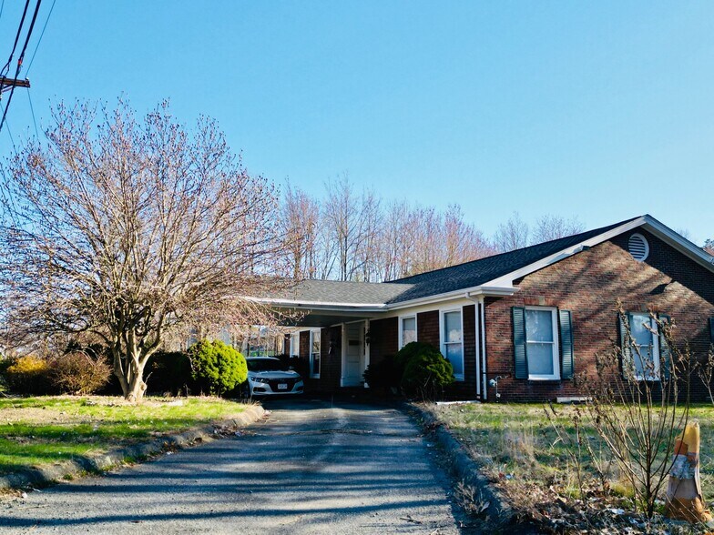 More Photos Of 55 Lafayette Rd, Salisbury Flex For Sale