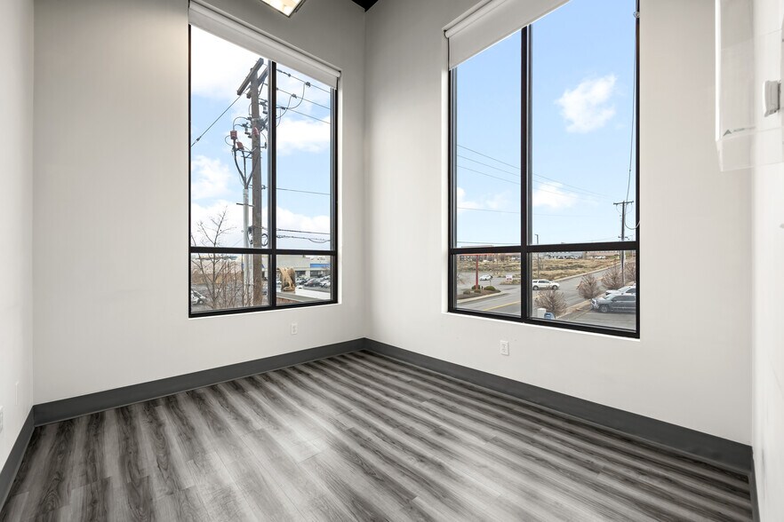 More Photos Of 924 N Columbia Center Blvd, Kennewick Storefront Retail Office For Lease