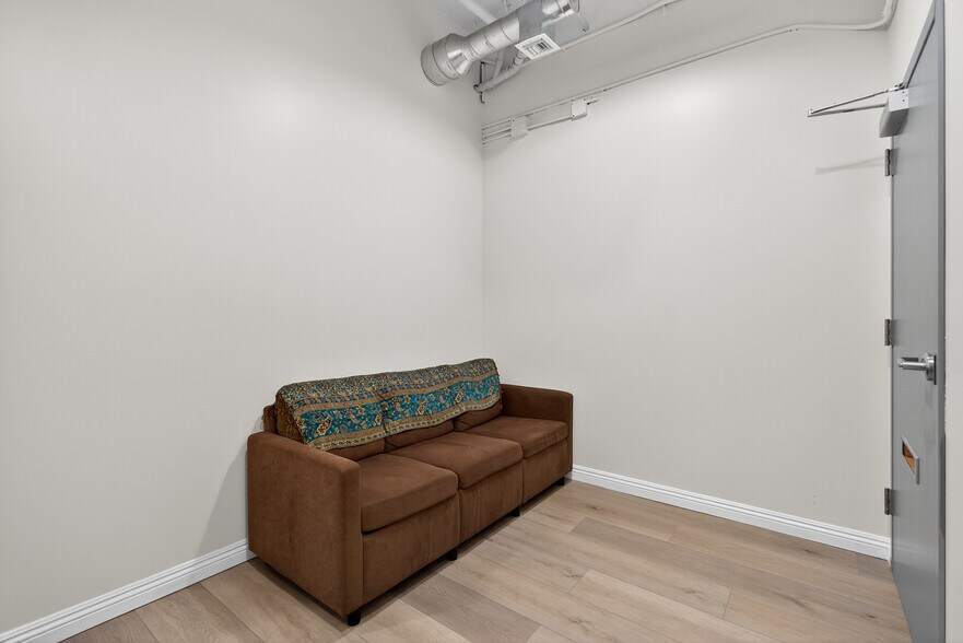 More Photos Of 10999 Riverside Dr, North Hollywood Loft Creative Space For Lease