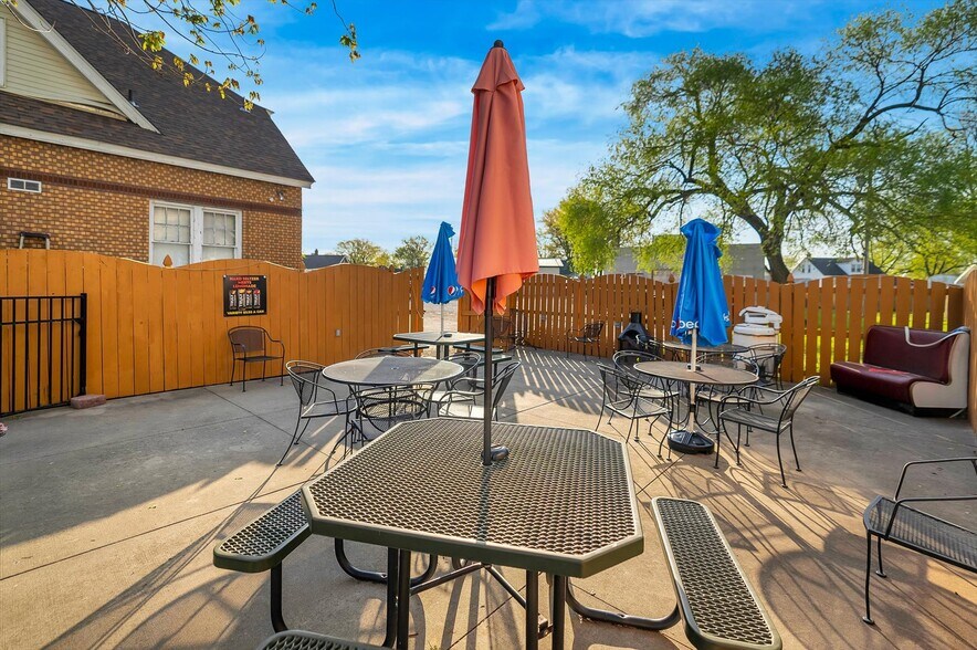 More Photos Of 108 S Old US Route 66, Hamel Restaurant For Sale