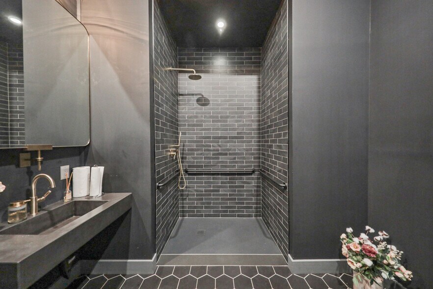 More Photos Of 913-925 Northampton St, Easton Storefront For Sale