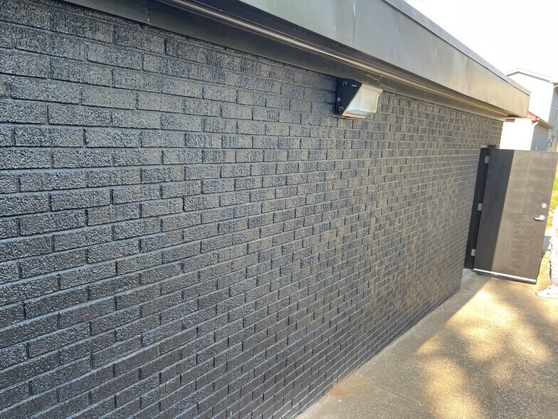 More Photos Of 330 E Oak St, Louisville Office For Sale
