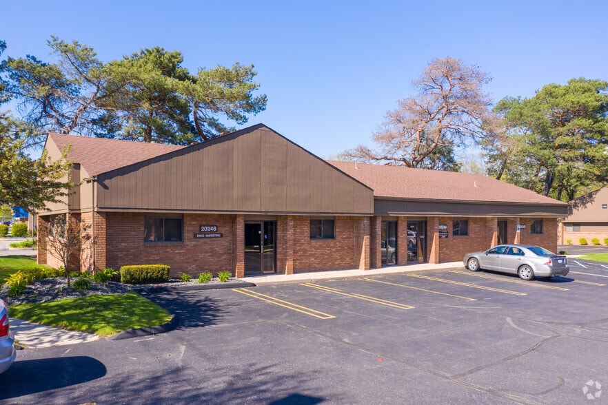 Primary Photo Of 20244 Farmington Rd, Livonia Medical For Lease