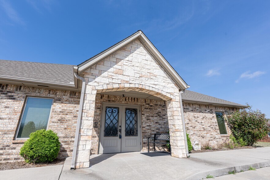 More Photos Of 1917 Commerce, Choctaw Office For Sale