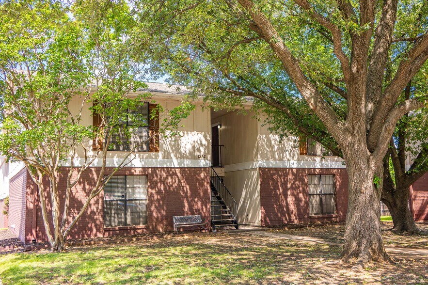 More Photos Of 1226-1232 Avenue A, Denton Apartments For Sale