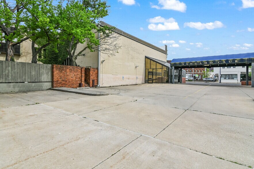 More Photos Of 227 E Adams St, Springfield Flex For Sale