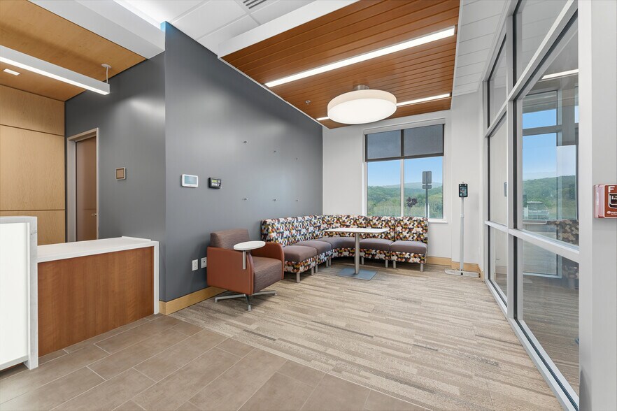 More Photos Of 423 Fortress Blvd, Morgantown Office For Sale