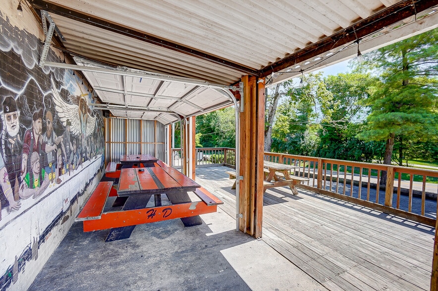 More Photos Of 3475 Mechanicsburg Rd, Springfield Bar For Sale