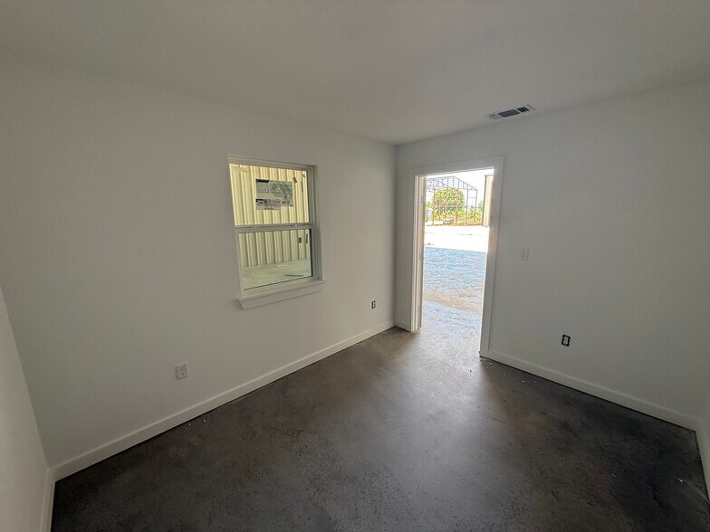 More Photos Of 8648 Ike Byrom Rd, Aubrey Flex For Lease