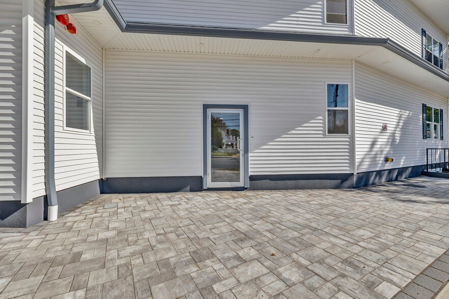 More Photos Of 533 Greenwich St, Hempstead Flex For Lease