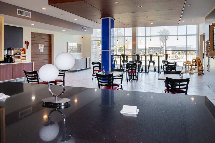 More Photos Of 650 W Wells St, Blythe Hotel For Sale