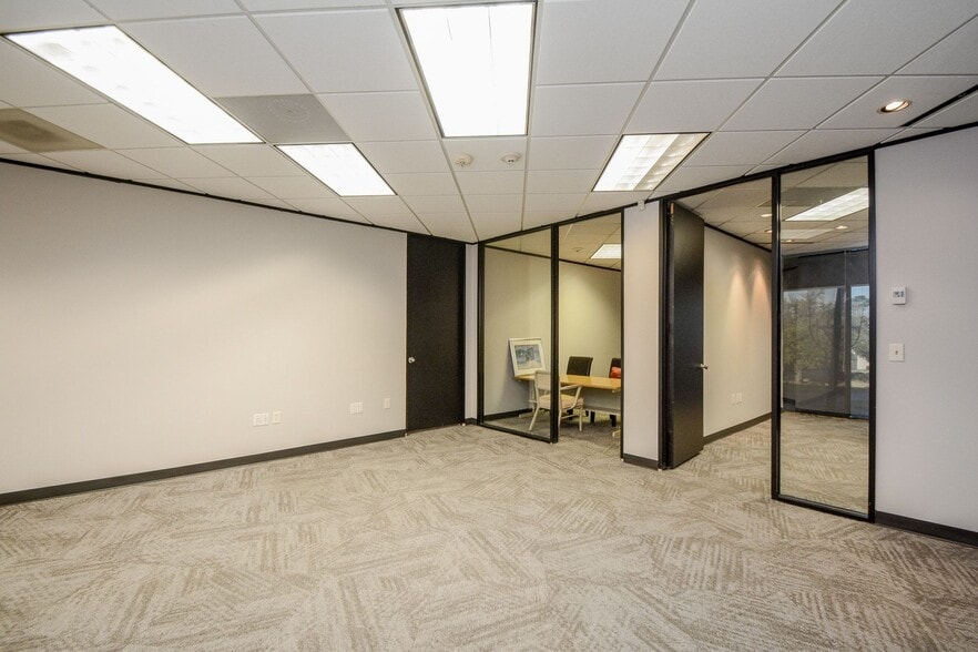 More Photos Of 6100 Corporate Dr, Houston Office For Sale