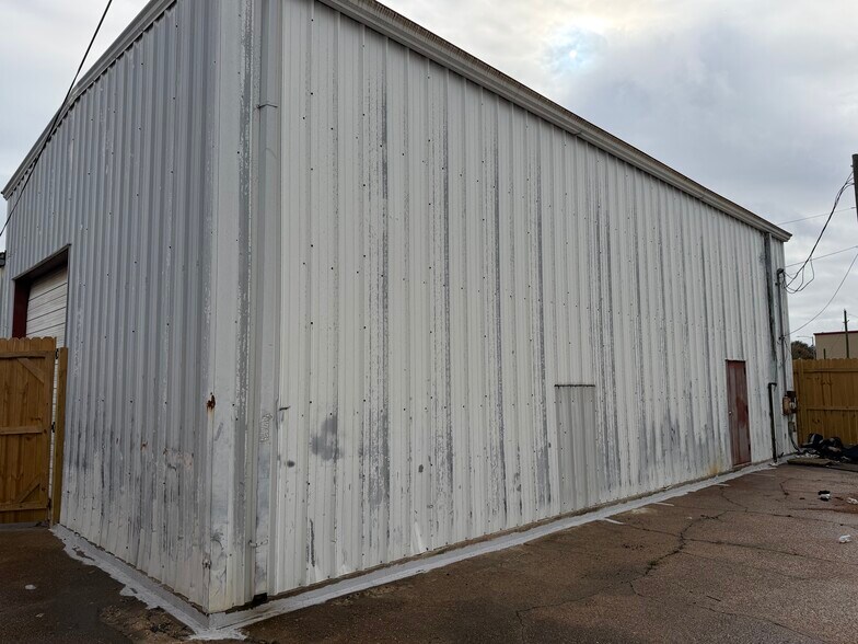 More Photos Of 830 S 11th St, Beaumont Auto Repair For Lease