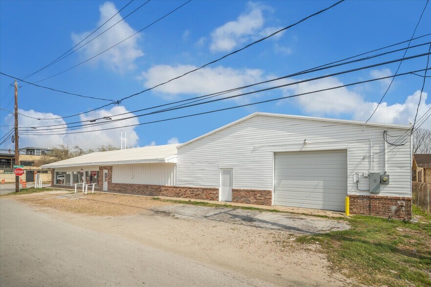 More Photos Of 5002 Navigation Blvd, Houston Freestanding For Lease