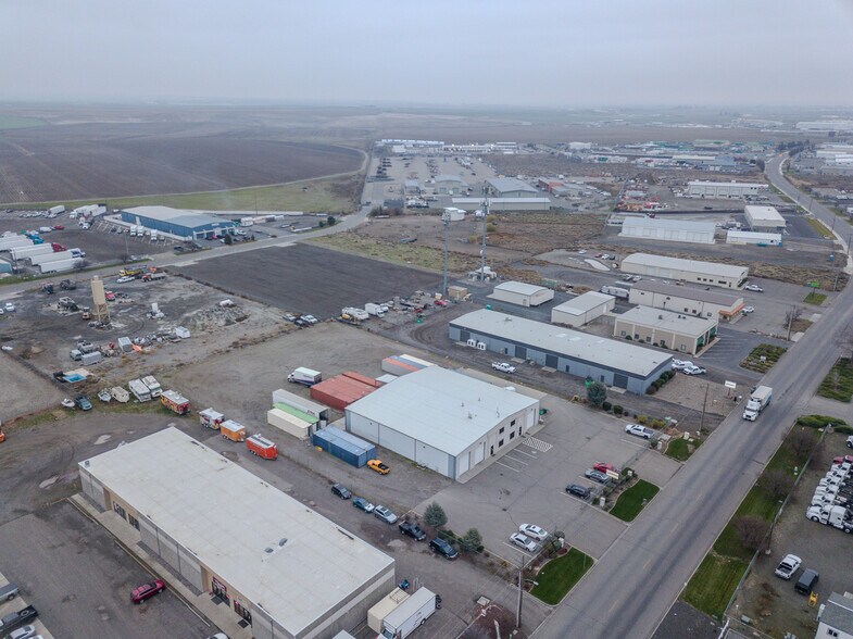 More Photos Of 2525 N Commercial Ave, Pasco Warehouse For Lease