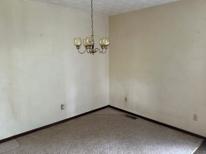 More Photos Of 907 N Hemlock St, Le Roy Warehouse For Sale