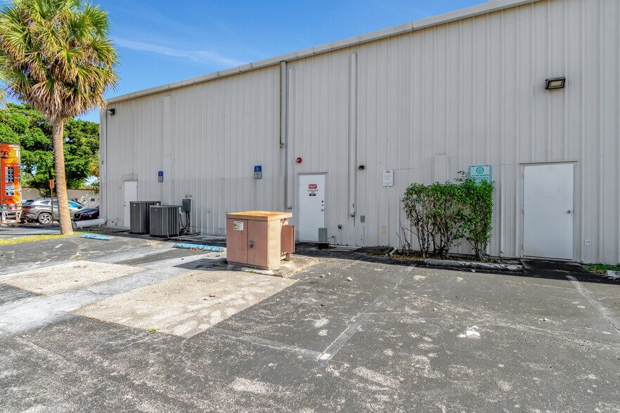 More Photos Of 198 Lock Rd, Deerfield Beach Warehouse For Lease