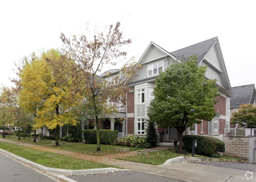 More Photos Of 165 Lakeshore Rd E, Mississauga Apartments For Lease