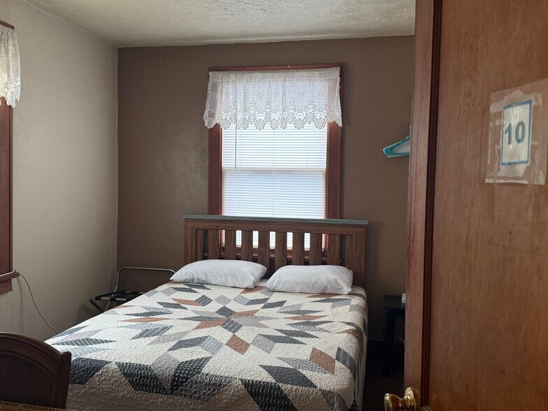 More Photos Of 218 Commercial Ave, Wallace Hotel For Sale