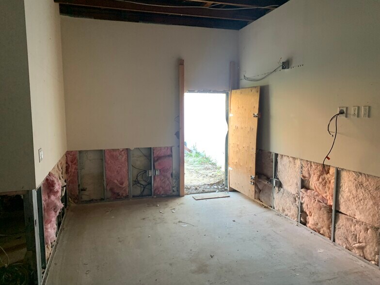 More Photos Of 2003-2011 Main St, Santa Monica Freestanding For Sale