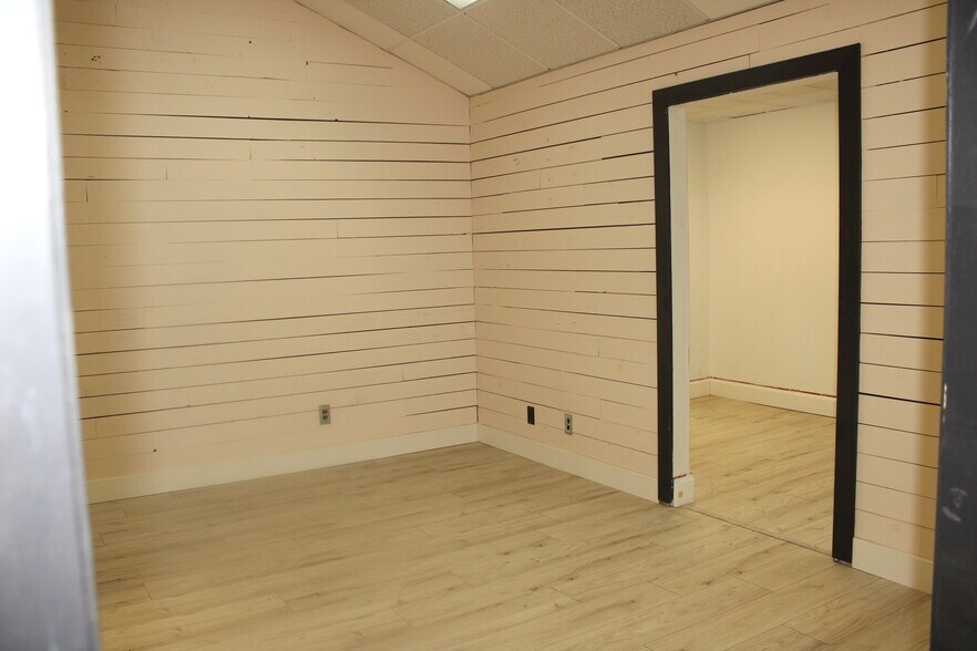 More Photos Of 927 Main St, Evanston General Retail For Lease