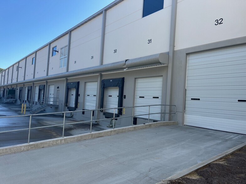 More Photos Of 6525 Mall Blvd, Union City Warehouse For Lease