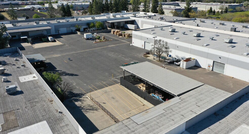 More Photos Of 2842 N Business Park Ave, Fresno Manufacturing For Sale