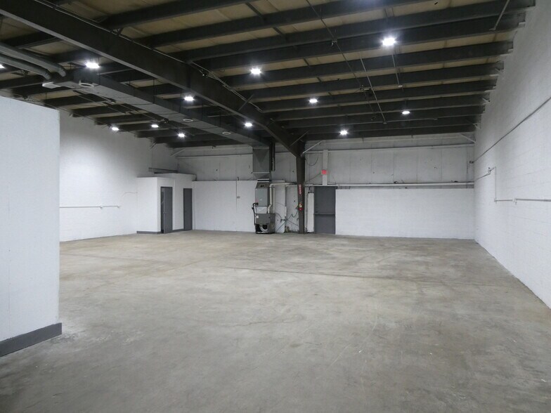 More Photos Of 425 N Grove St, Berlin Warehouse For Lease