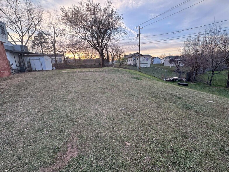 More Photos Of 1810 E Broadway Ave, Enid Flex For Sale