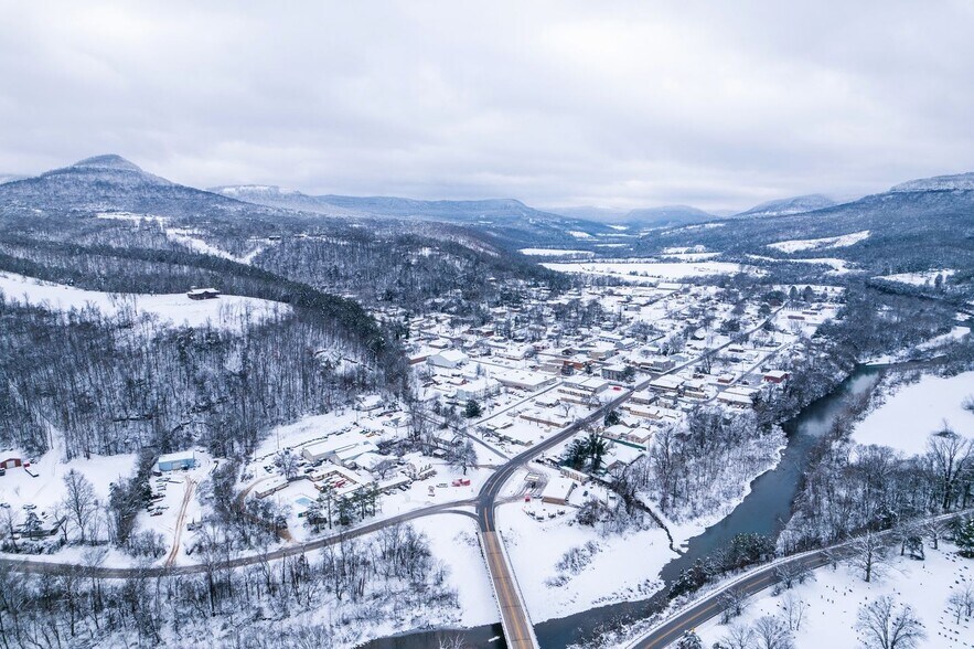 More Photos Of 304 East Court Street, Jasper Hotel For Sale