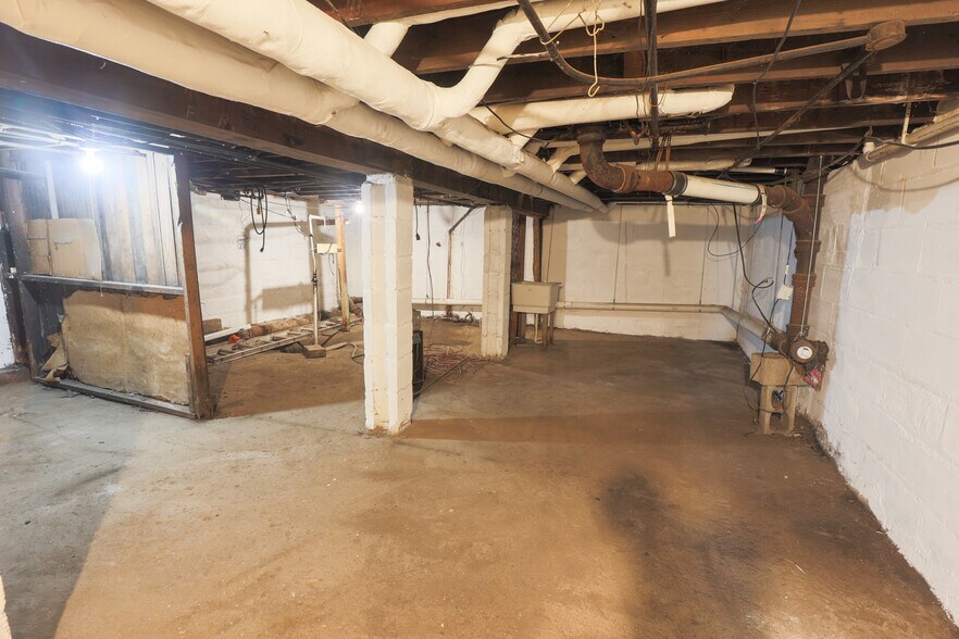 More Photos Of 3700 E Pulaski Ave, Cudahy General Retail For Sale