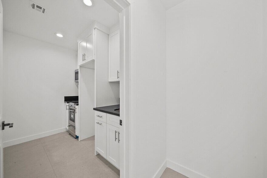 More Photos Of 11488 Burbank Blvd, North Hollywood Flex For Sale