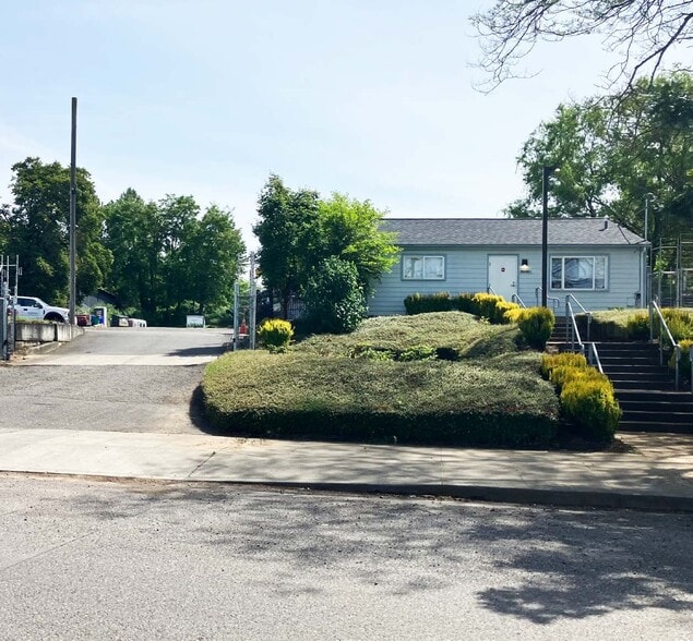 More Photos Of 10930 NE Marx St, Portland Flex For Sale