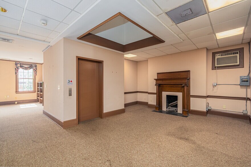 More Photos Of 26 E Bryan St, Savannah Office For Sale