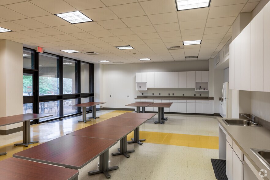 More Photos Of 43 Western Blvd, Glastonbury Office For Lease