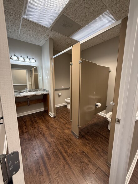 More Photos Of 600 E Main St, Radford Office For Lease