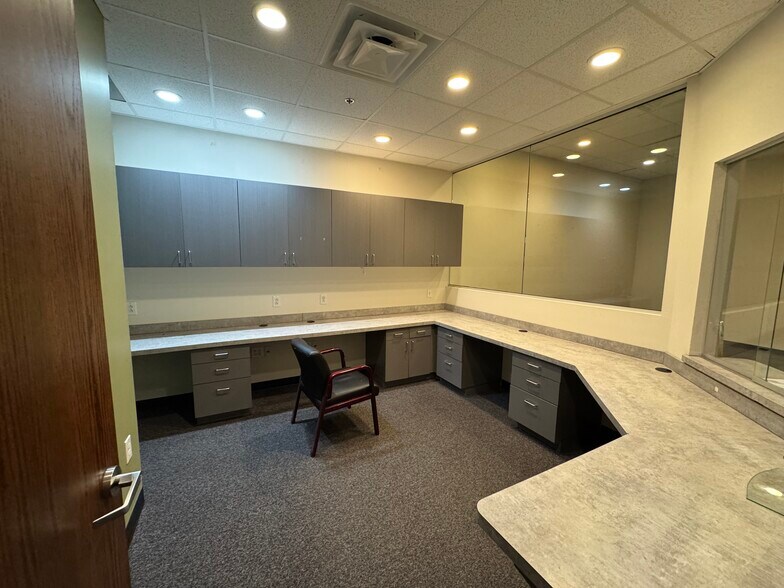 More Photos Of 3050 S Center St, Arlington Medical For Lease