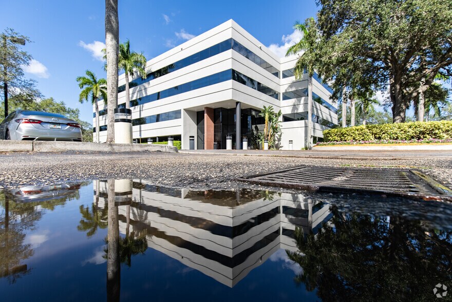 More Photos Of 8100 Oak Ln, Miami Lakes Office For Lease