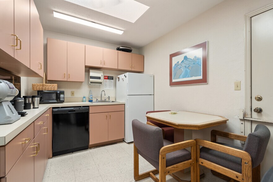 More Photos Of 715 12th Ave NW, Ardmore Medical For Sale