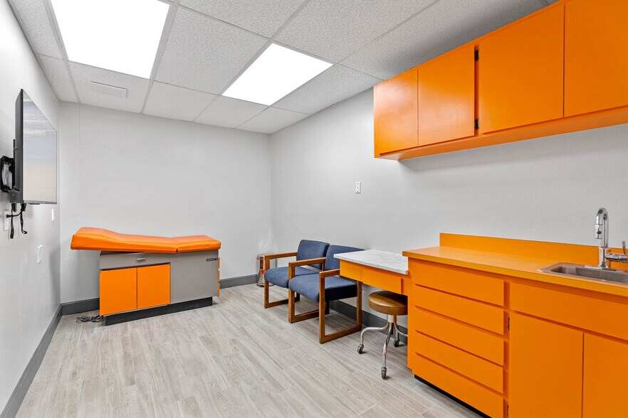 More Photos Of 901 N Grove St, Eustis Office For Sale