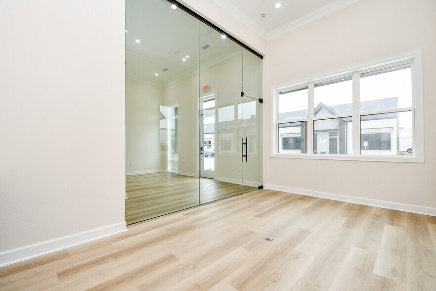 More Photos Of 1325 Main St, Katy Office For Lease