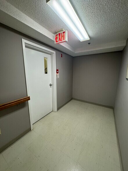 More Photos Of 725 Gibralter St, Norfolk Flex For Sale