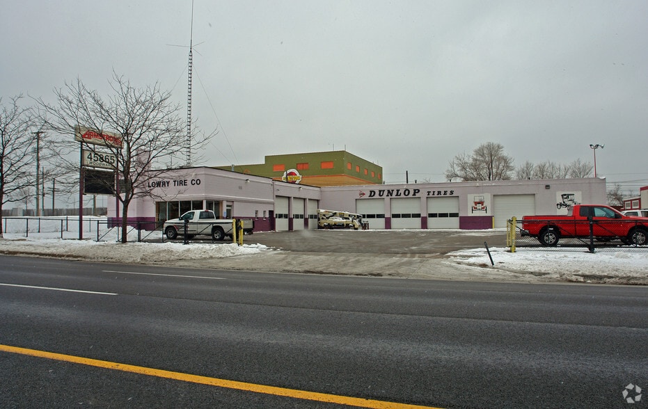 Primary Photo Of 45865 Woodward Ave, Pontiac Service Station For Sale