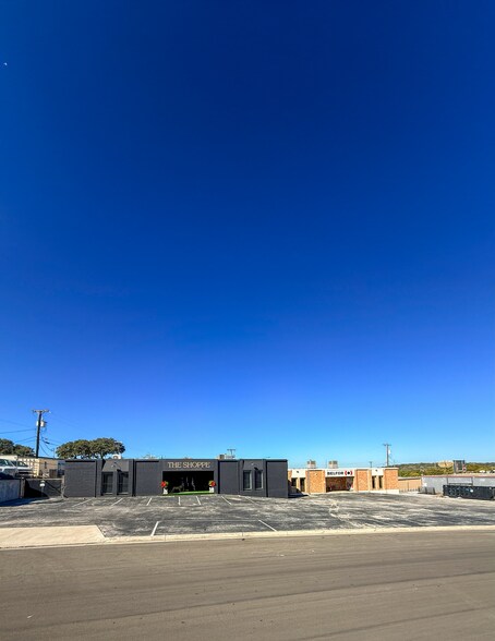 More Photos Of 12131-12137 Valliant St, San Antonio Showroom For Sale