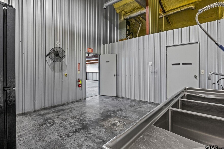 More Photos Of 908 W Broadway St, Winnsboro Flex For Sale