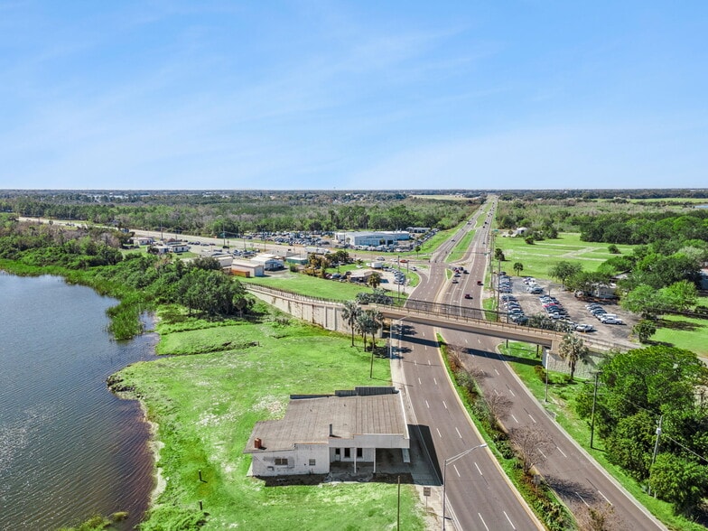 More Photos Of 1300 S Lake Shore Way, Lake Alfred Freestanding For Sale